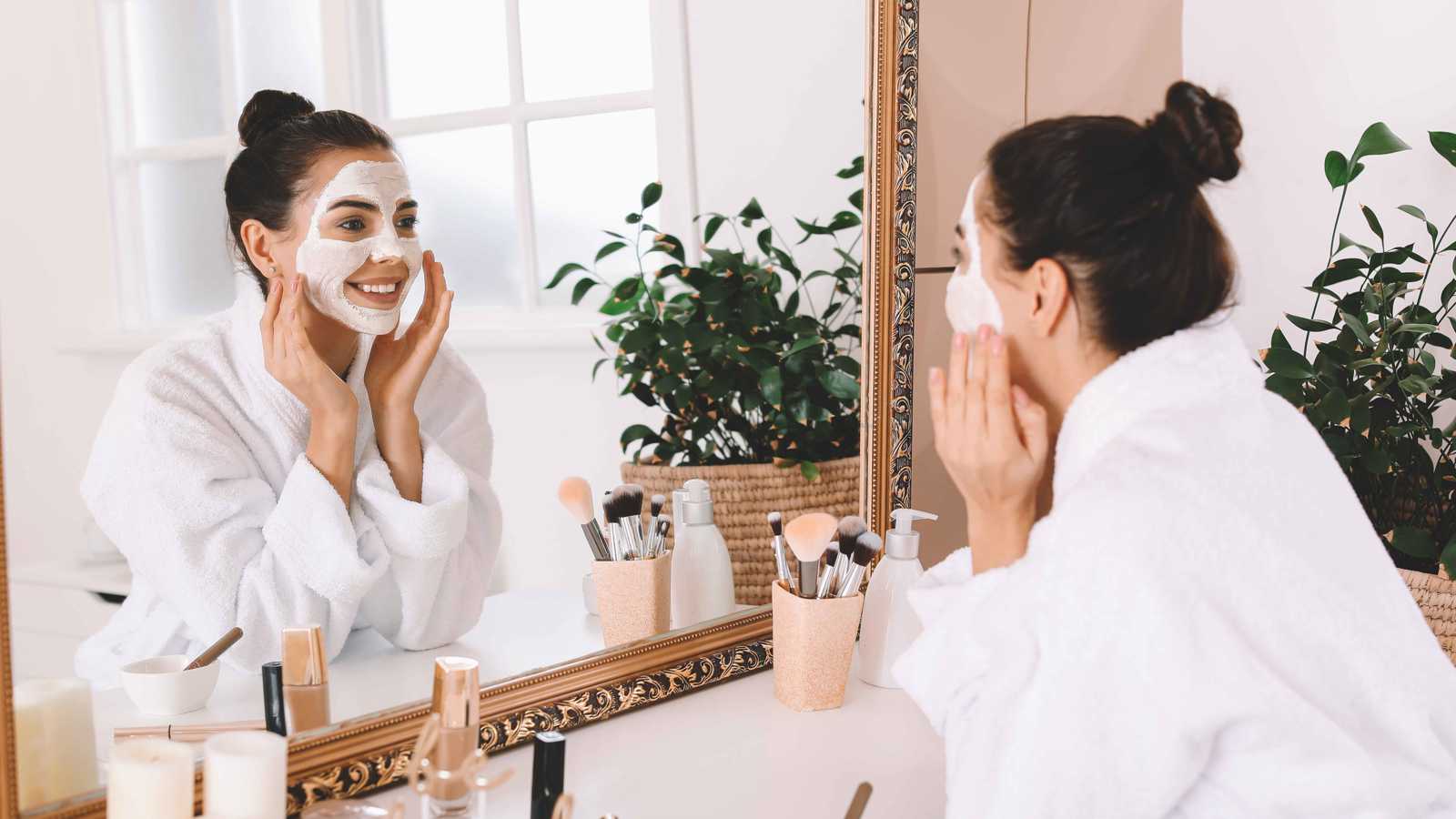 ماسكات تمنحك بشرة مشرقة خلال موسم الأعياد