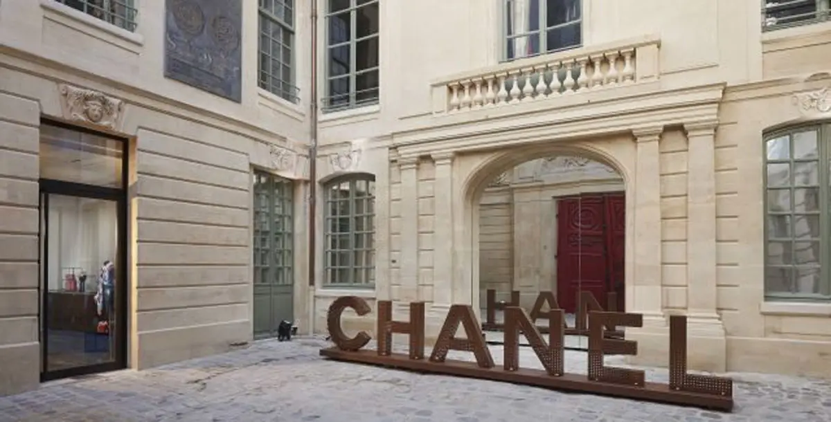 "شانيل" تفتتح متجرين في فندق باريسي عريق