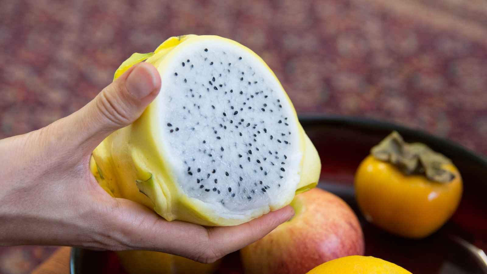 هل تساعد فاكهة التنين الصفراء على علاج الإمساك؟