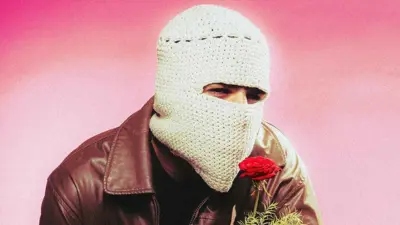 هل يكشف المغني "الملثم" تووليت عن شخصيته في مهرجان العلمين؟