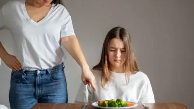 كيف تساعد الأمهات بناتهن على قبول أجسادهن أو رفضها؟