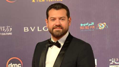 عمرو يوسف يروي لحظة انهياره أمام نور الشريف