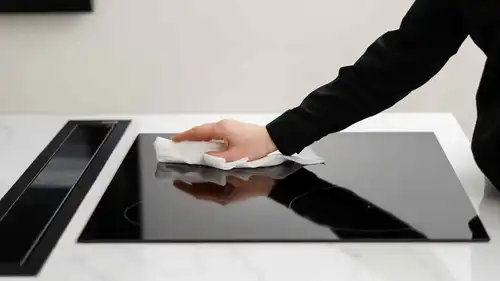 طريقة تنظيف سطح الموقد الزجاجي وتلميعه كأنه جديد