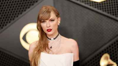 تايلور سويفت وكيلسي يرقصان على "Shake It Off" ويشعلان الأجواء