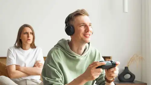عندما تأخذ الألعاب الإلكترونية مساحة من زواجك