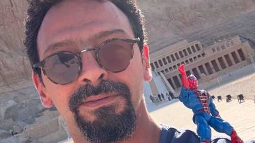 كبار المخرجين والنجوم يلتقون في عزاء تيمور تيمور
