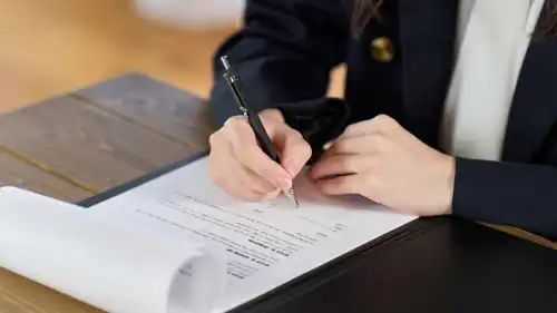 تفسير حلم توقيع عقد عمل.. نجاح محتمل أم مسؤوليات؟