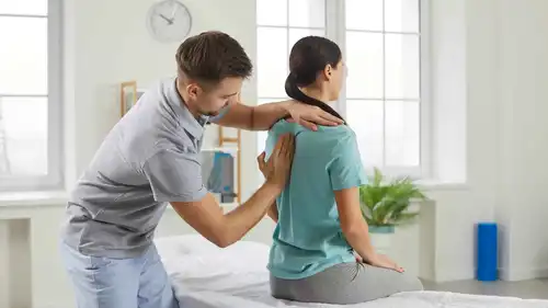 الجنف: كل ما تريد معرفته عن انحراف العمود الفقري وطرق علاجه