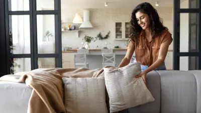 دليلك الشامل لاختيار الوسادة المثالية لغرفة المعيشة