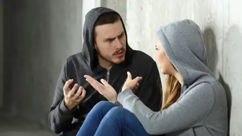 لماذا يخفيكِ عن عالمه؟ وما هي مخاطر العلاقة في الظل؟