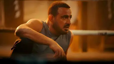 أحمد سعد يفوز على السقا بمصارعة الذراع