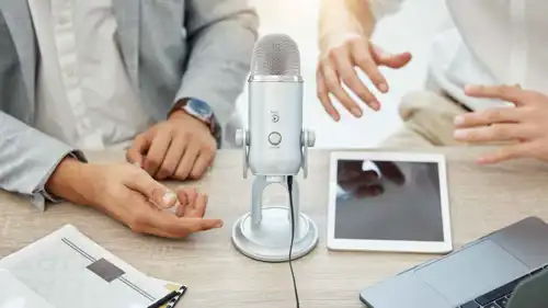 أفضل 5 بودكاستات عالمية لتعليمك التمويل والحرية المالية