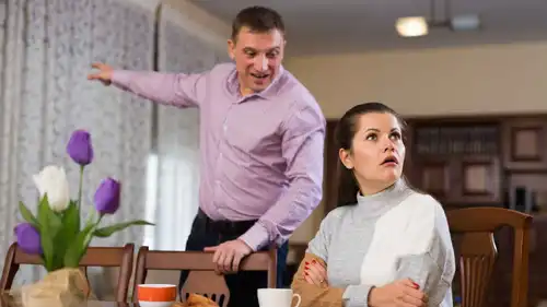 لماذا يتذكر بعض الأشخاص أخطاء الماضي أثناء كل خلاف؟