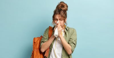 لماذا نشعر بألمٍ أسفل الظهر عندما نعطس؟