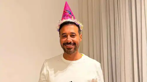 أحمد السعدني يحتفل بعيد ميلاده وسط أسرته وأصدقائه