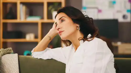 امرأة تفكر