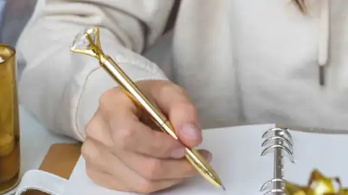 تفسير حلم الكتابة بقلم ذهب وعلاقته بالمنصب والجاه