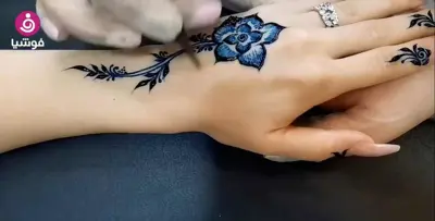 النقوش الزرقاء.. أحدث صيحات الحناء