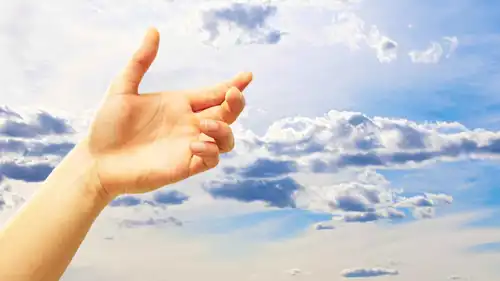 معنى مسك الغيوم في الحلم وهل يبشر بتحقيق الأمنيات؟