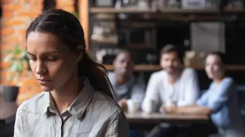 كيف تتعاملين مع ألم الرفض الاجتماعي وتجاوز الصدمة