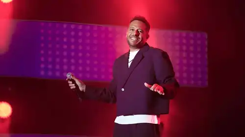 محمد حماقي يحضر 7 أغنيات جديدة بعد "سمعوني"