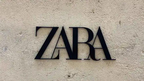 هيئة بريطانية تُجبر ZARA على حذف صورتين لعارضتين  لهذا السبب