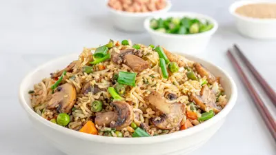 الأرز المقلي بالخضروات والفطر