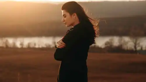 امرأة حزينة