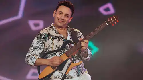 مصطفى قمر يكشف كواليس صداقته مع عمرو دياب وأسرار فيلم "الحب الأول"