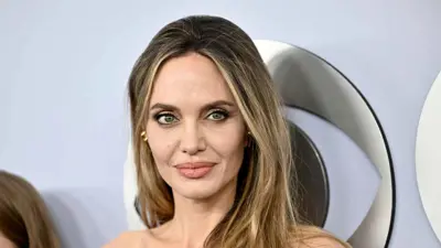 هكذا أطلت أنجلينا جولي في مهرجان فينيسيا الدولي 