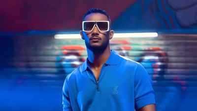 محمد رمضان يستعرض سياراته الكهربائية بكواليس برنامجه الجديد