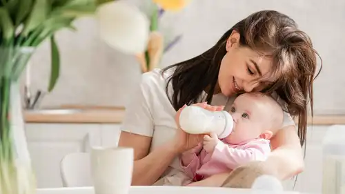 هل ينسى الرضيع أمه إذا ابتعدت عنه عدة أيام؟