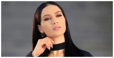 شيما هلالي بإطلالة صيفية لافتة وجذّابة!