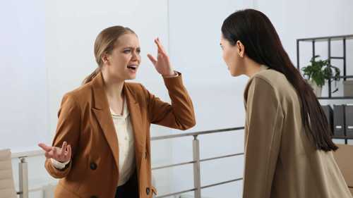 كيف تتعاملين مع الزميل السلبي في العمل من دون أن تتأثري به؟