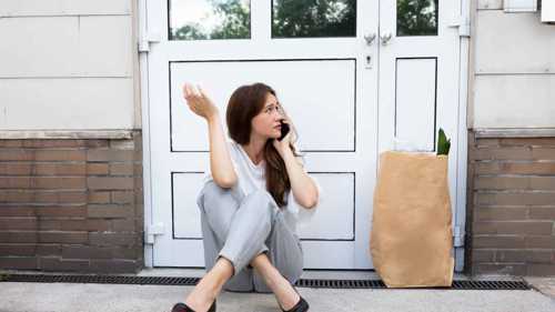 حلم المتزوجة بضياع مفتاح منزلها.. فقدان للاستقرار