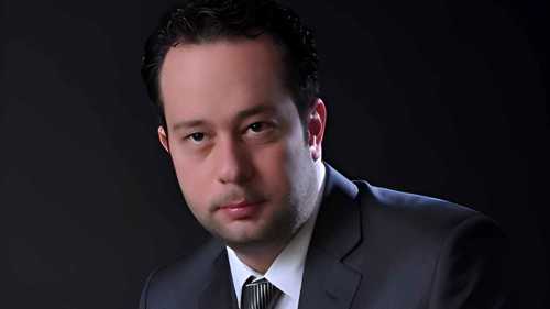 إياس أبو غزالة يكشف تفاصيل عرض "عودوا إلى كتبكم" المسرحي