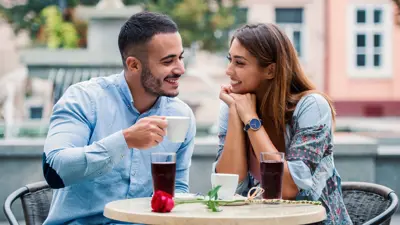 فتاة تواعد شاباً في مقهى