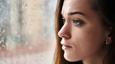 نوبات بكاء مفاجئة بدون سبب واضح؟ إليكِ الأسباب النفسية والطبية