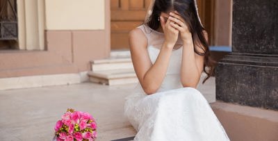 عروس تتفاجأ برسالة مُؤثرة من والدتها المُتوفية على نعل حذائها!