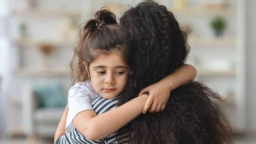 متى يحتاج الطفل إلى احتضان لا إلى توجيه؟