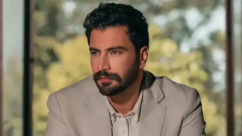 معتصم النهار في بوستر مسلسل "مش مهم الاسم"