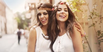 صيحات التسعينيات تعودُ من جديد.. إليك 7 تنسيقات ستُنعش خزانتك!