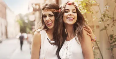صيحات التسعينيات تعودُ من جديد.. إليك 7 تنسيقات ستُنعش خزانتك!