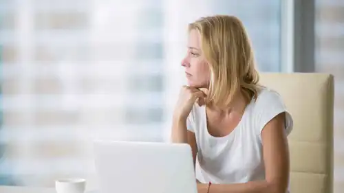 الحلم برؤية الشخص نفسه وحيدا بالعمل.. عزلة وضغوط