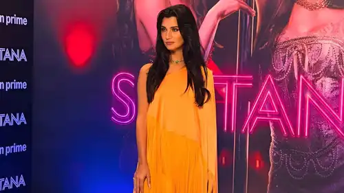 توبا بويوكستون تخطف الأنظار في عرض فيلم "سلطانة"