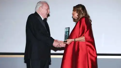 يسرا تكرّم أنطوني هوبكنز