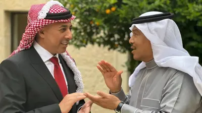 محمد عبده وعمر العبداللات يغنيان في حفل زفاف الأمير الحسين