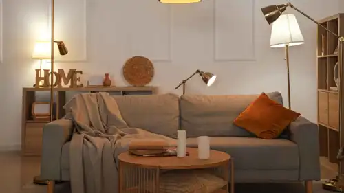 أفكار تصميم غرفة معيشة دافئة بدون فوضى أو تكلفة