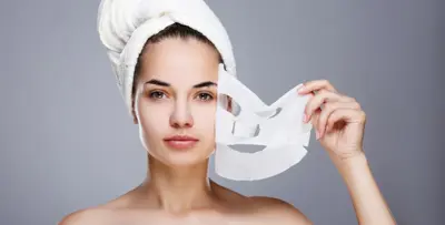 خطأ فادح تقعين فيه عند تطبيق أقنعة الوجه.. عليكِ تجنبه تمامًا!
