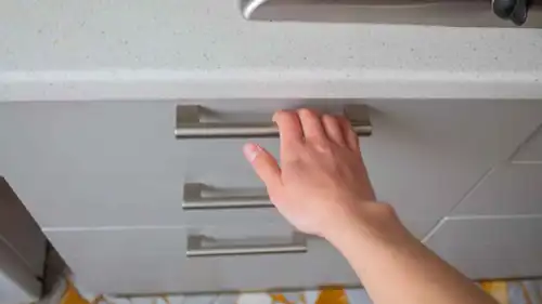 أدوات عملية لتنظيم الأدراج الفوضوية في دقائق